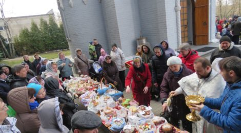Фотозарисовки - Освящение куличей у Храма (15.04.2017)